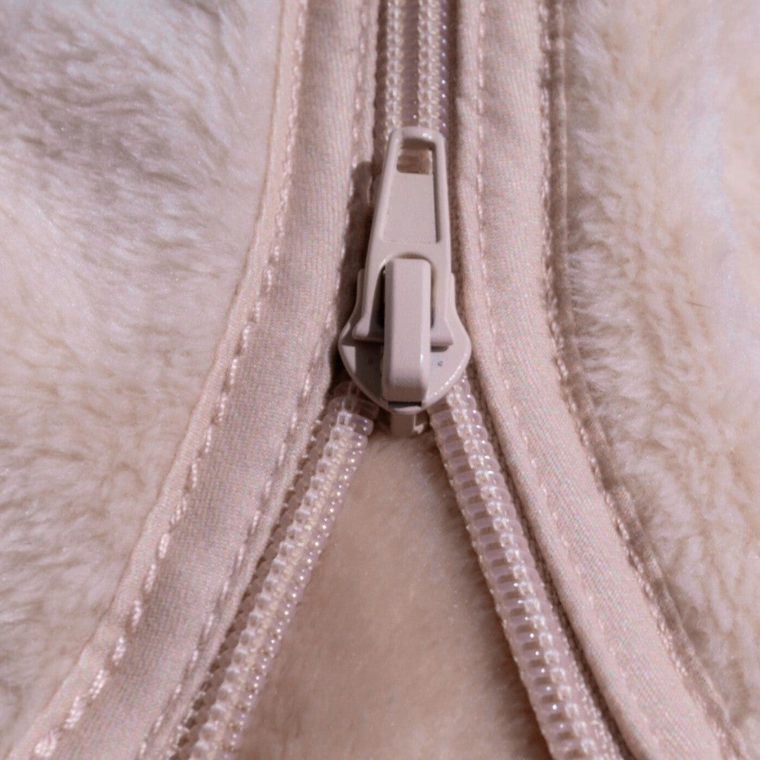 Close-up of the adjustable side zip on the Snhug Sit® blanket in blush pink
