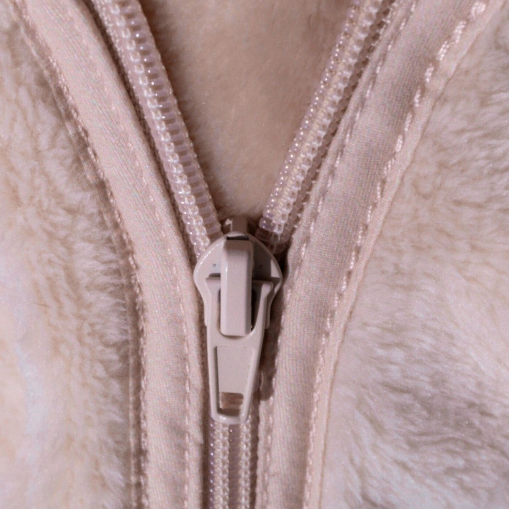 Close-up of the adjustable zip on a sitting blanket

